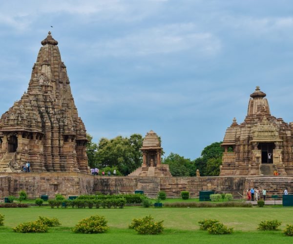 Kandariya_Mahadev_temple_and_Devi_Jagadambi_temple,_Khajuraho_Temple_complex,_UNESCO_WHS,_Madya_Pradesh